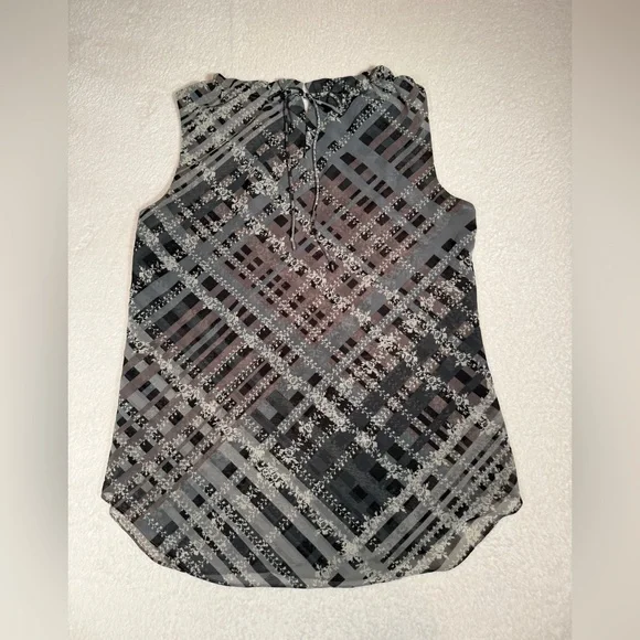 CAbi Sleeveless Plaid Floral Blouse Gray Black Lightweight Casual Dressy Top M - Picture 5 of 15